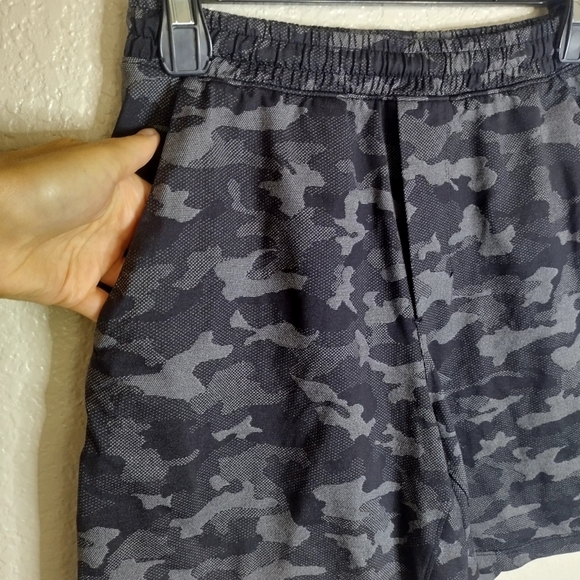 Lululemon Pace Breaker Linerless Short 7" black camo Sz S - Picture 4 of 7